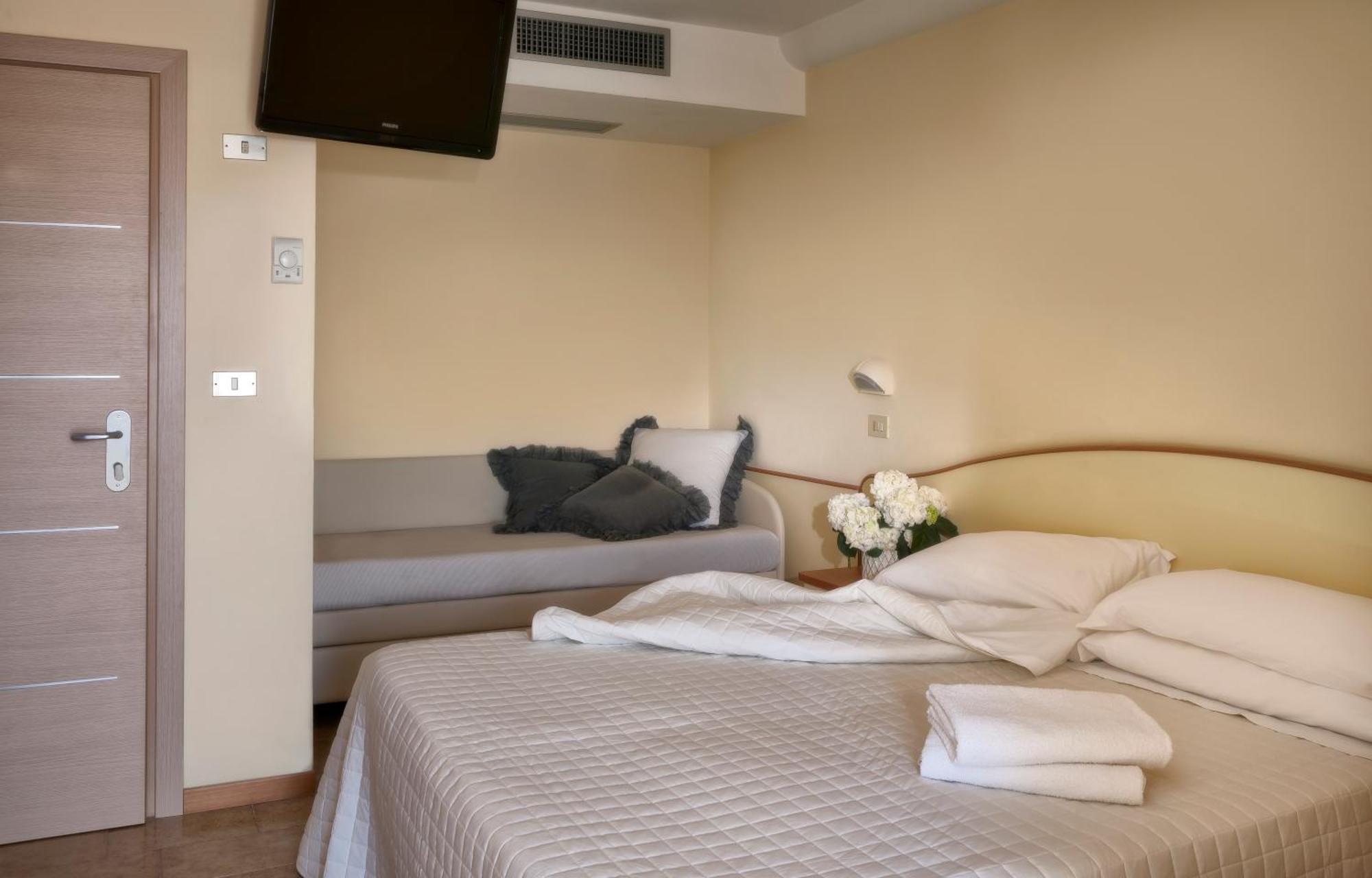 Hotel Mondial Rimini Ngoại thất bức ảnh
